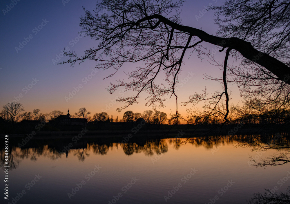 Naklejka premium Reflets et coucher de soleil