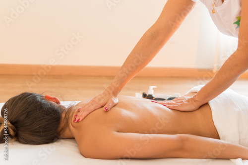 Massagem relaxante nas costas photo