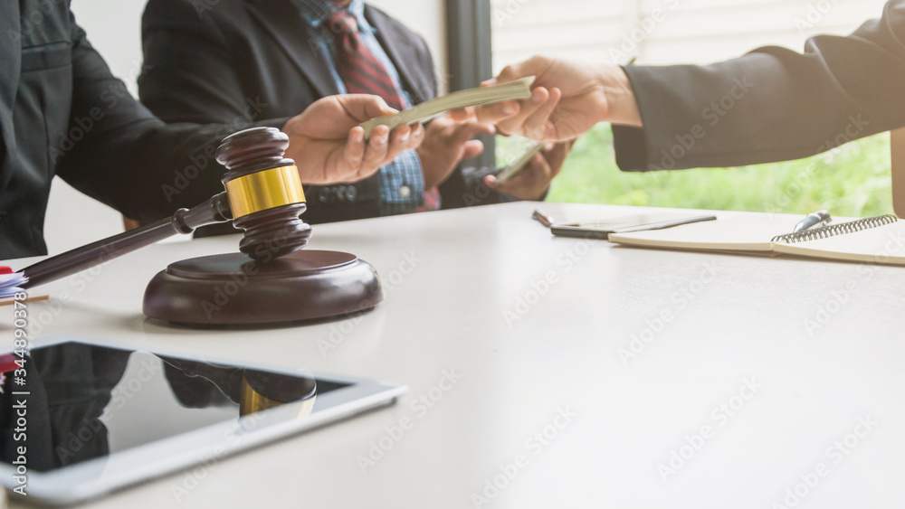 Αυτοκόλλητο Soft And Smooth Focus,Businessmen and the team are discussing with the lawyers about contract documents for accuracy and confidence in making joint business investments before signing the contract