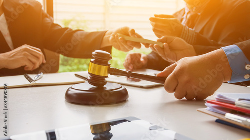 Fotografía Soft And Smooth Focus,Businessmen and the team are discussing with the lawyers about contract documents for accuracy and confidence in making joint business investments before signing the contract