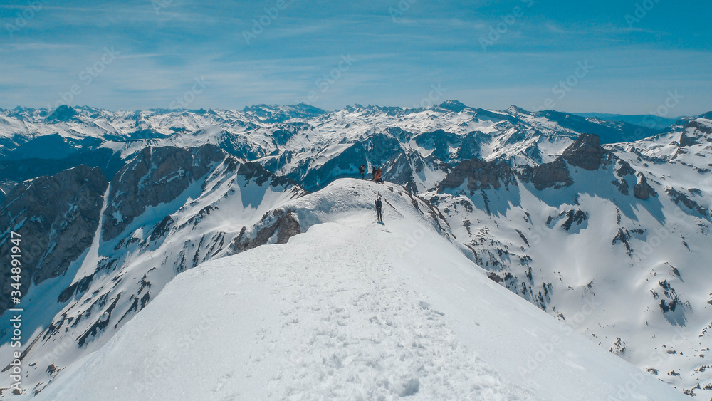 Obraz premium Mountain top in winter with snowed mountain range