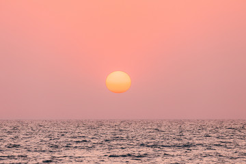 Fotobehang Koraal Kleurrijke zonsondergang boven kalme zee  © Great Brut Here