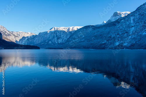 Hallstattersee lake in village Hallstatt western shore in Austria's mountainous Salzkammergut region in winter © Maciej