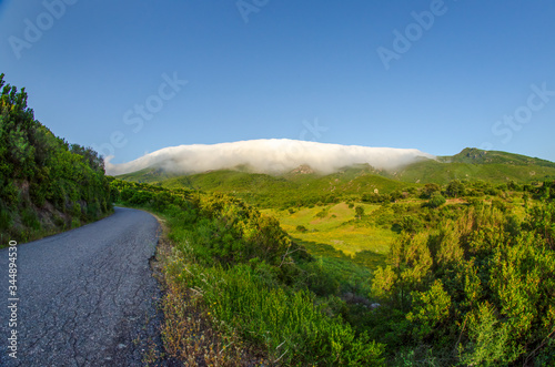 Nuage de foehn dans la région du Nebbiu en Corse