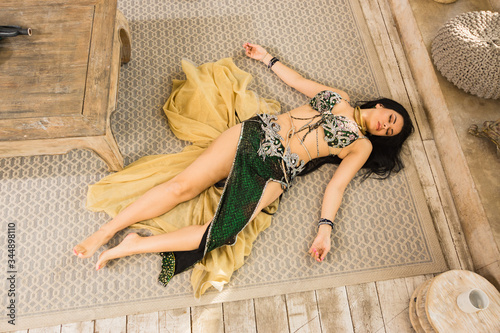 Foto Crime scene imitation: lifeless woman in a traditional oriental costume lying on