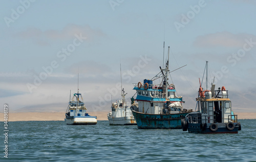 Barcos pesqueros saliendo a trabajar