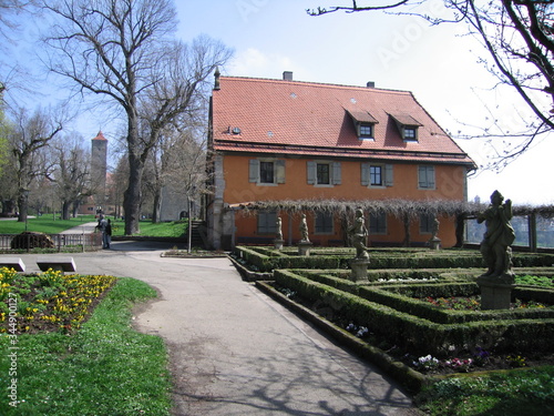 Burggarten in der mittelalterlichen Stadt Rothenburg ob der Tauber mit Stadtmauer in Franken