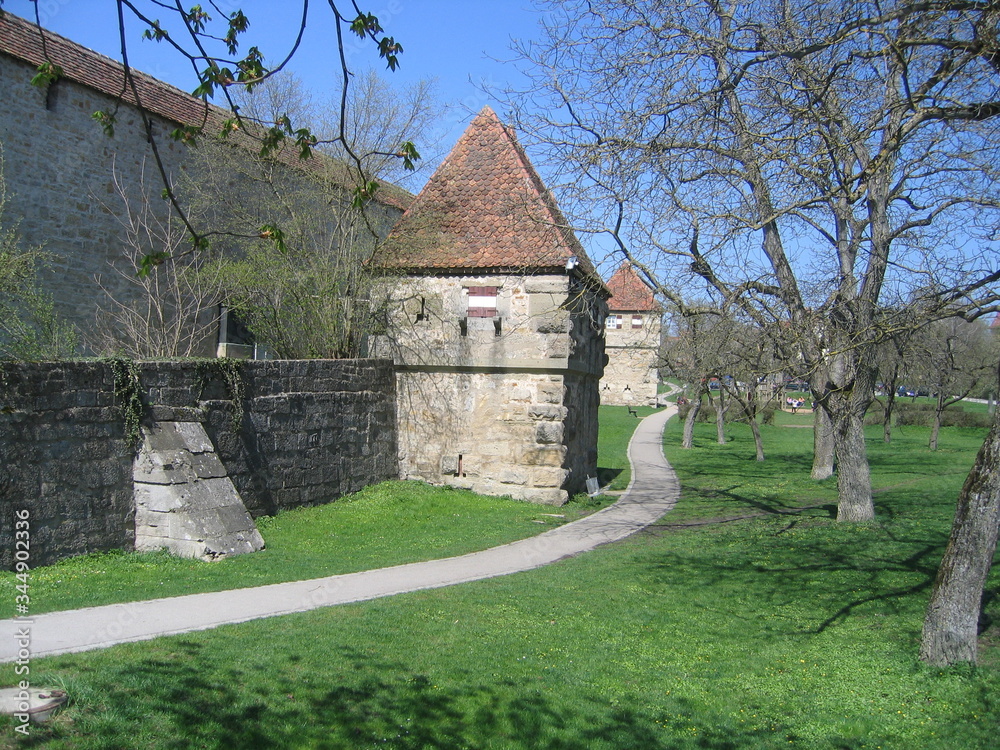 Stadtmauer mit Wehrtürmen in der mittelalterlichen Stadt Rothenburg ob der Tauber in Franken