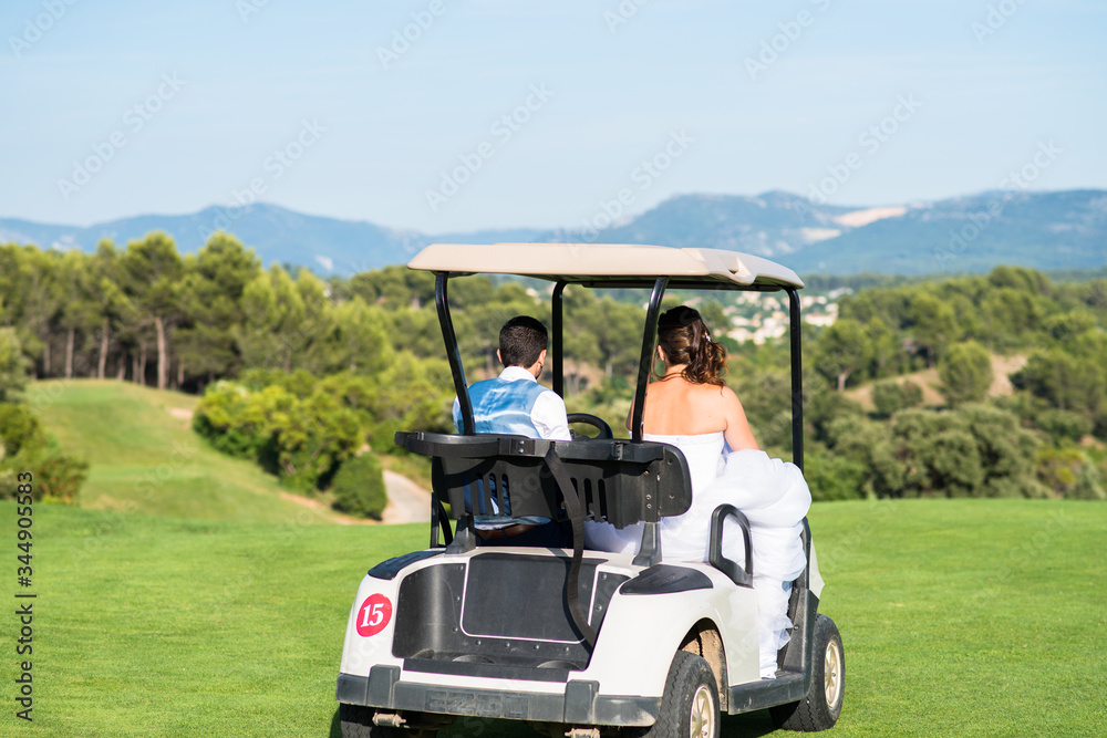 Mariés en voiturette de golf
