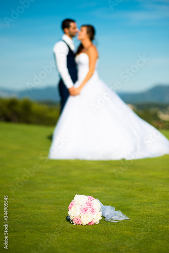 Mariés s'embrassant sur un terrain de golf