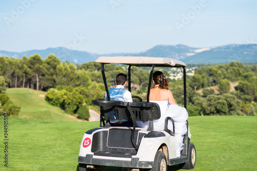 Mariés en voiturette de golf