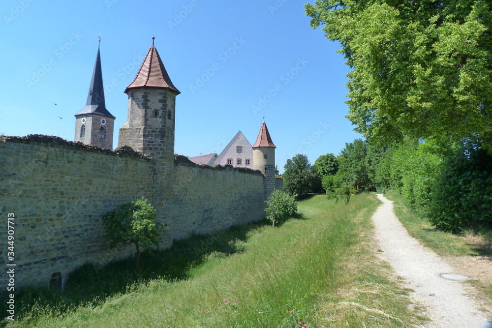 Mittelalterliche Filmkulisse mit Stadtmauer in der Stadt Seßlach