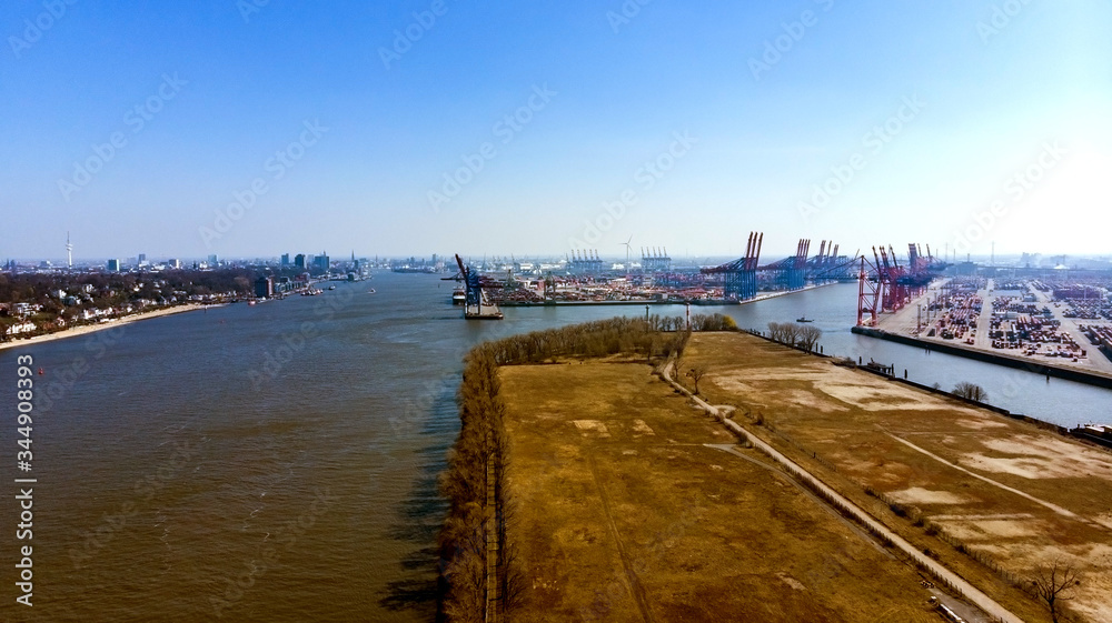 Hafen während der Corona Pandemie 2020 Wirtschaft Export Import Container Schiffe 