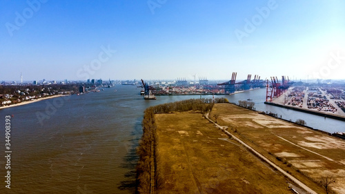 Hafen während der Corona Pandemie 2020 Wirtschaft Export Import Container Schiffe 
