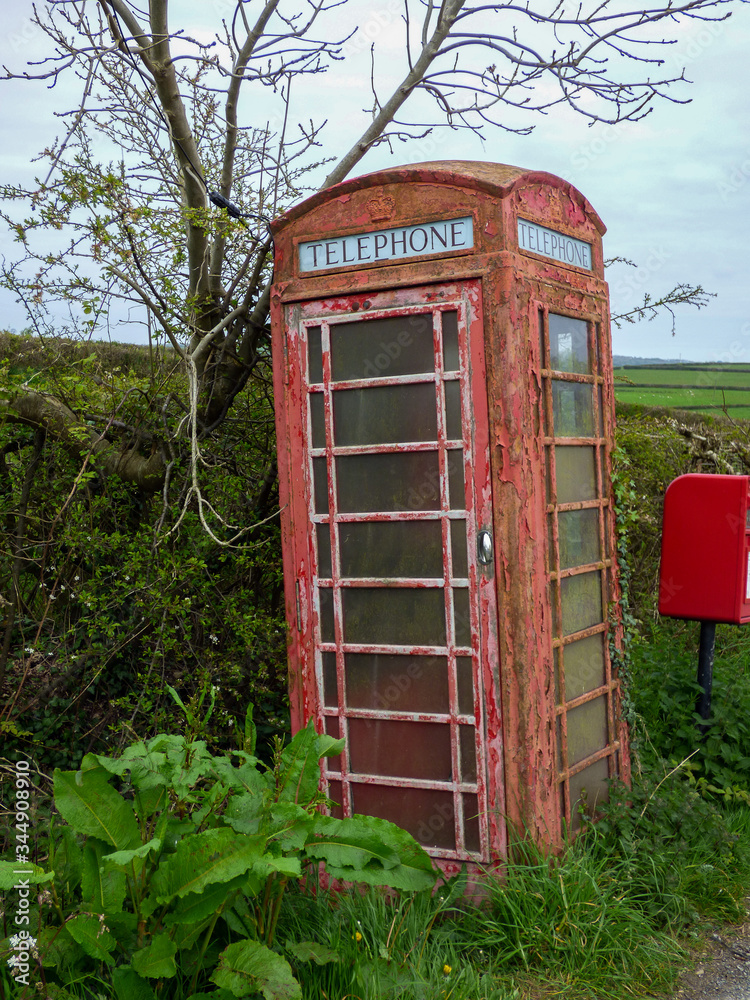 Obraz premium old disused telephone box