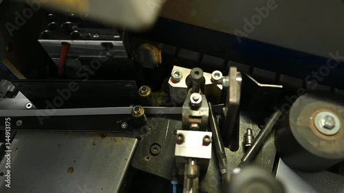 Operation of the laminating machine on the sides of furniture boards