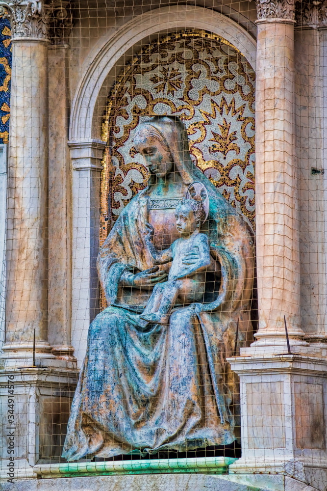 venedig, italien - marienfigur am torre dell orologio