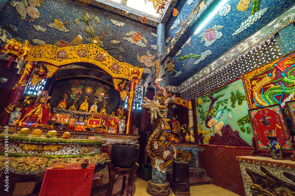 Inside the main hall of Phu Chau temple is elaborately decorated with many fragments of crockery, with a age of 3 centuries and is widely sought after by the sacred.