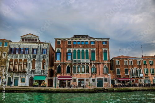 Fototapeta Naklejka Na Ścianę i Meble -  venedig, italien - alte häuser am ufer der insel giudecca