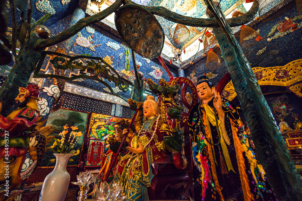 Inside the main hall of Phu Chau temple is elaborately decorated with many fragments of crockery, with a age of 3 centuries and is widely sought after by the sacred.