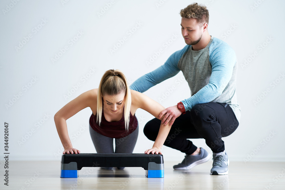 Obraz premium Woman with her personal fitness trainer