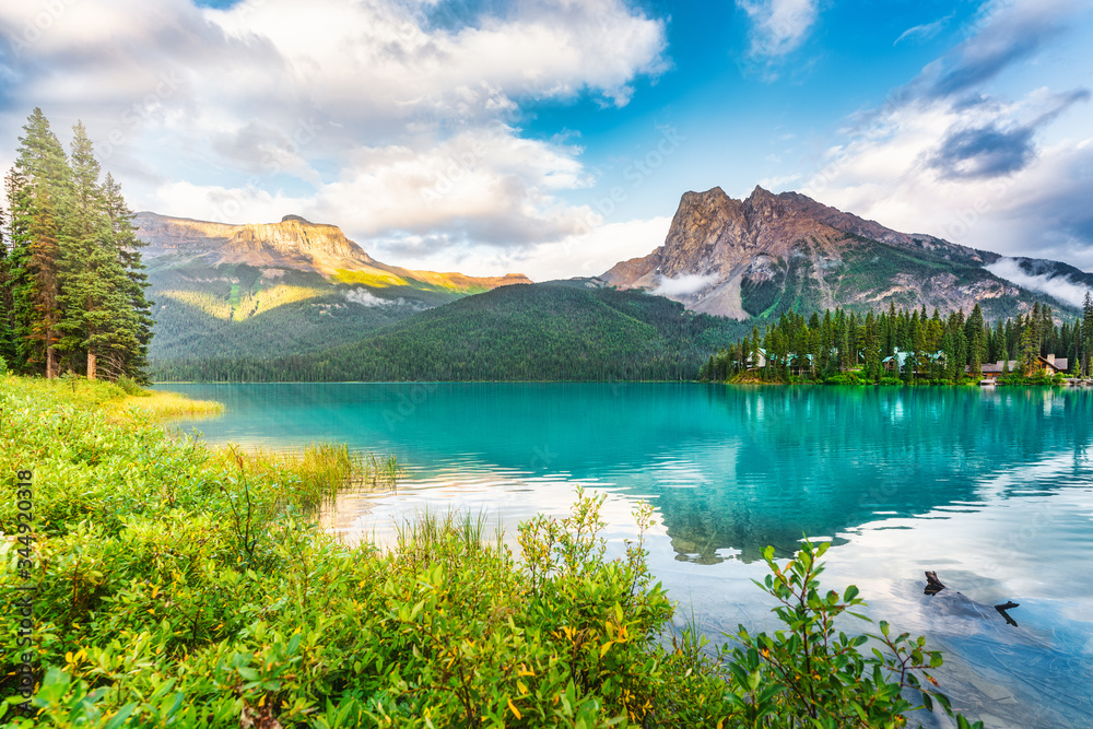 Naklejka premium Emerald lake in Yoho Np, British Columbia, Canada