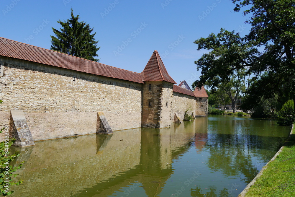 Mittelalterliche Stadtmauer Weißenburg in Bayern mit Wassergraben