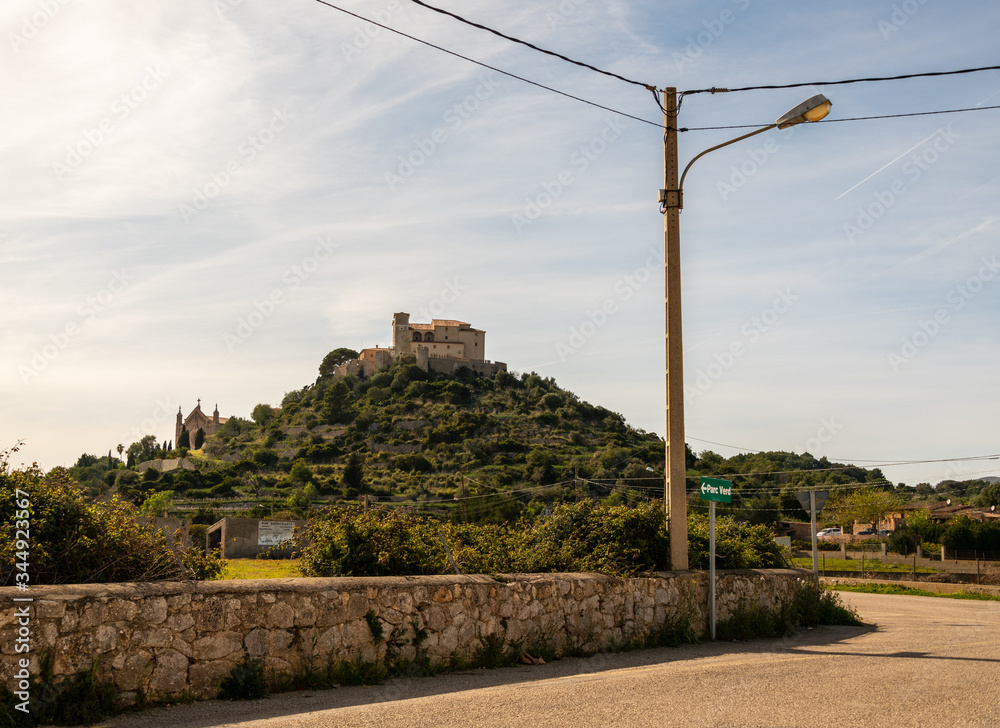 Obraz premium Blick zu einer Festung auf dem Berg eines Spanischen Dorfes