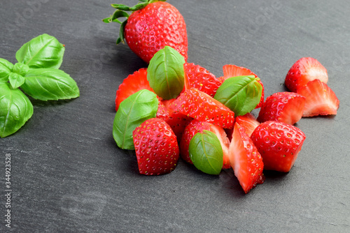 Erdbeeren mit Basilikum