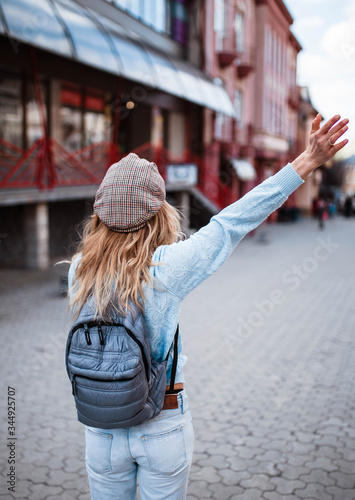 The young girl turned her back on the camera, talking on the phone and traveling to the big city.
