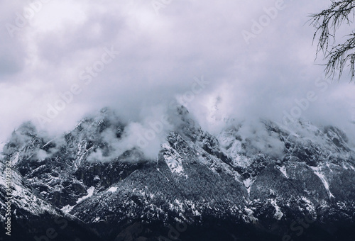 Montagne enneigée dans la brume