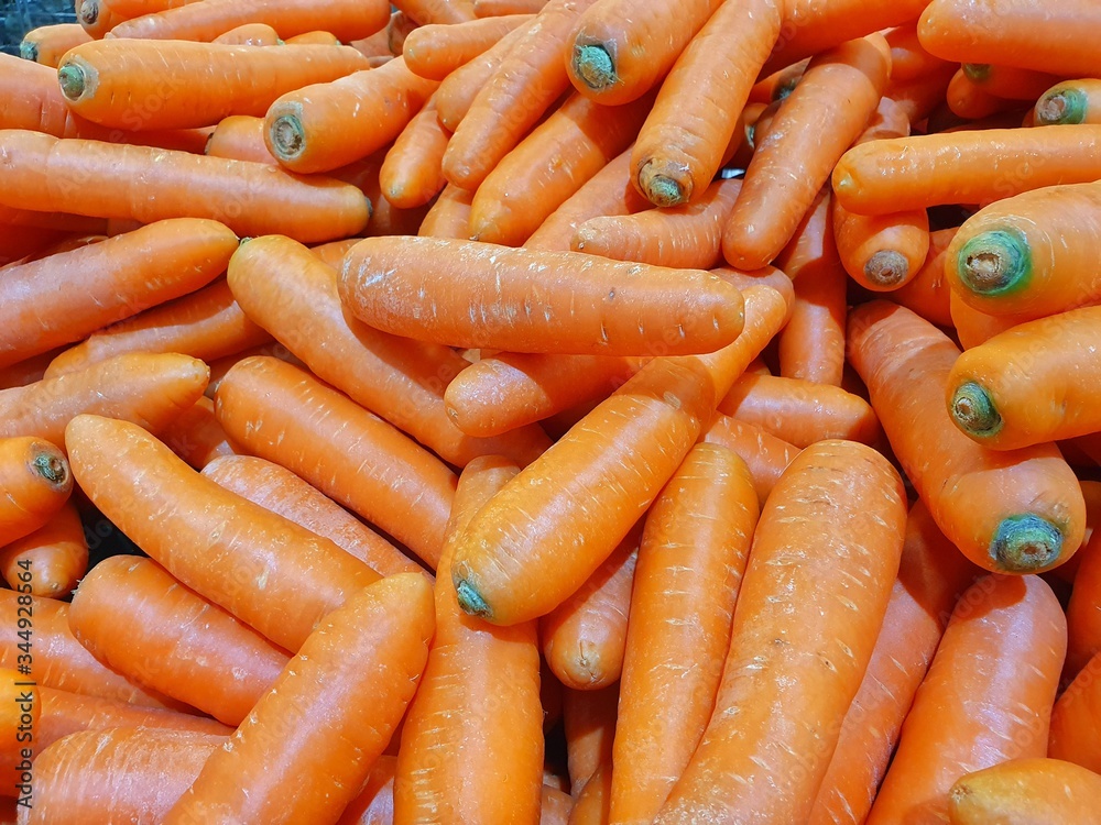 Carrots are a rich source of beta carotene and lutein, which are antioxidants that can help prevent eye damage caused by free radicals. Carrots are a rich source of beta carotene and lutein, which are antioxidants that can help prevent eye damage caused by free radicals.