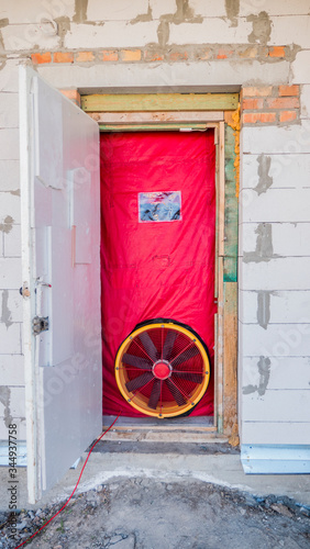 Foto Blower door test: Testing the house for airtightness, on the front door installed a powerful fan