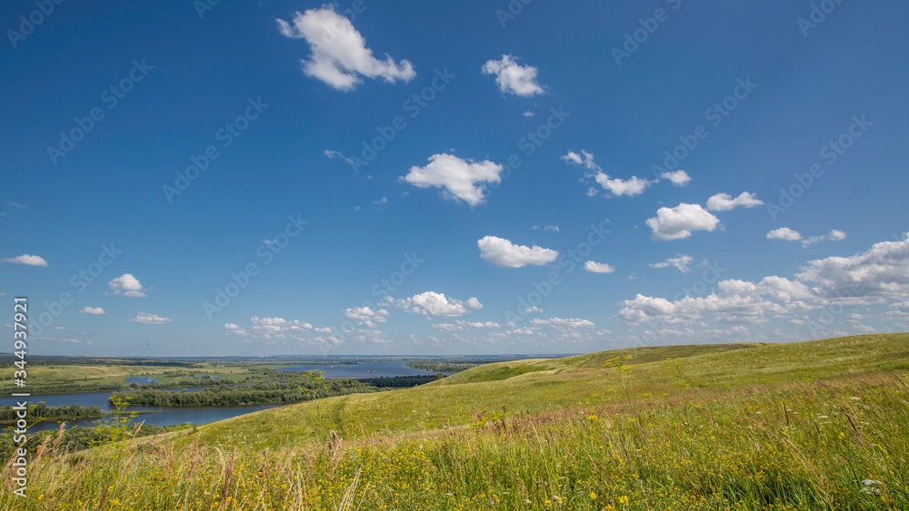 Obraz premium beautiful hills on the high bank of the river Vyatka on a sunny day in summer
