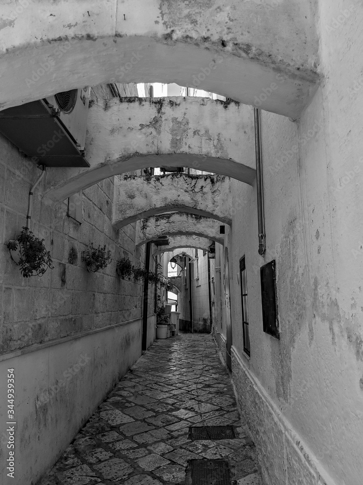 Φωτογραφία Black and White Photography of a Typical Italian narrow street