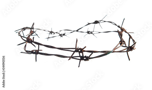 Fotografia Old rusty barbed wire circle isolated on white background