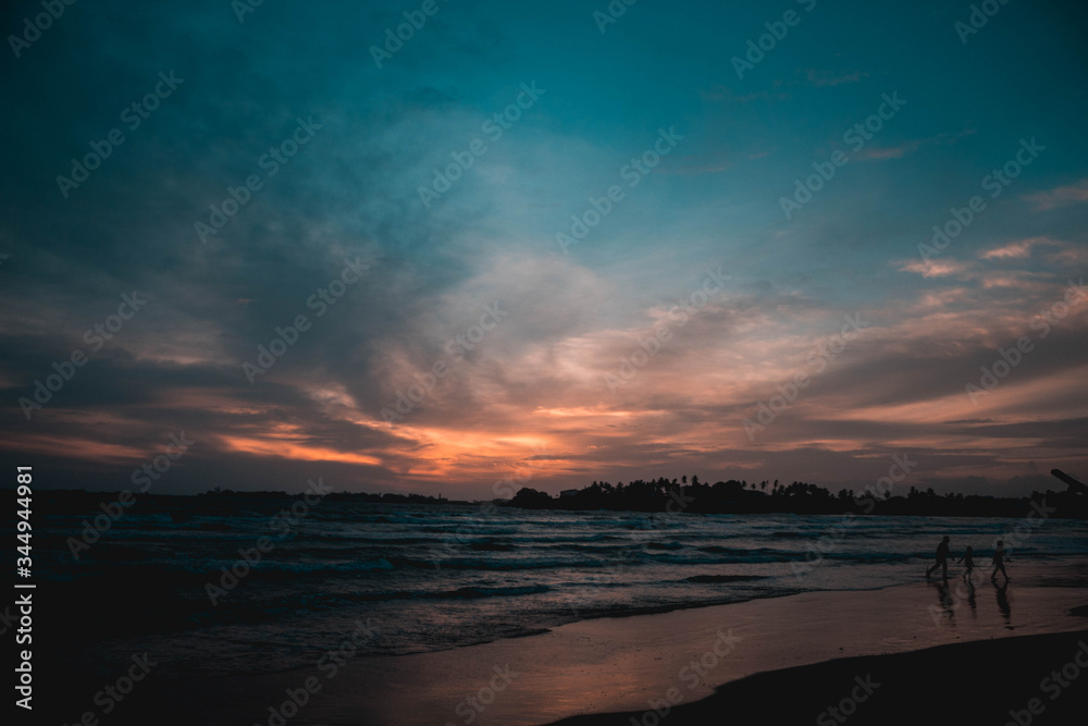 Obraz premium Sunset on the Unwatuna beach Sri Lanka