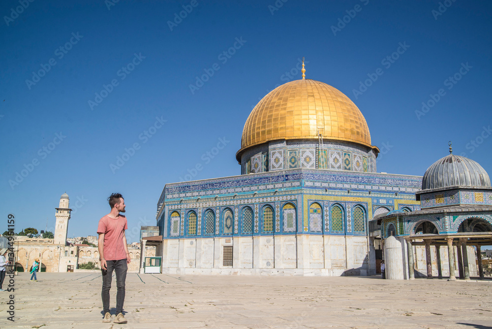 Fototapeta premium male traveler walking to the dome of the rock in jerusalem israel