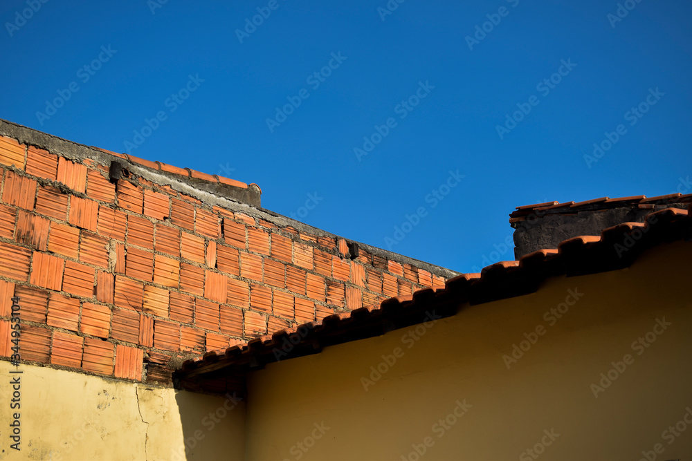 Muro de tijolo bahiano e telhado 
