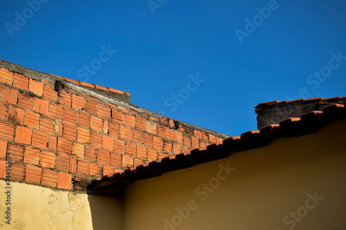 Muro de tijolo bahiano e telhado  photo