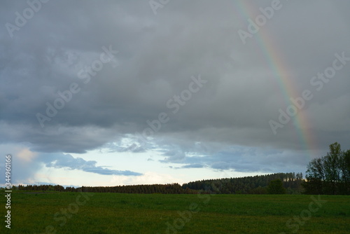Landschaft im Gegenlicht und mit Regenbogen