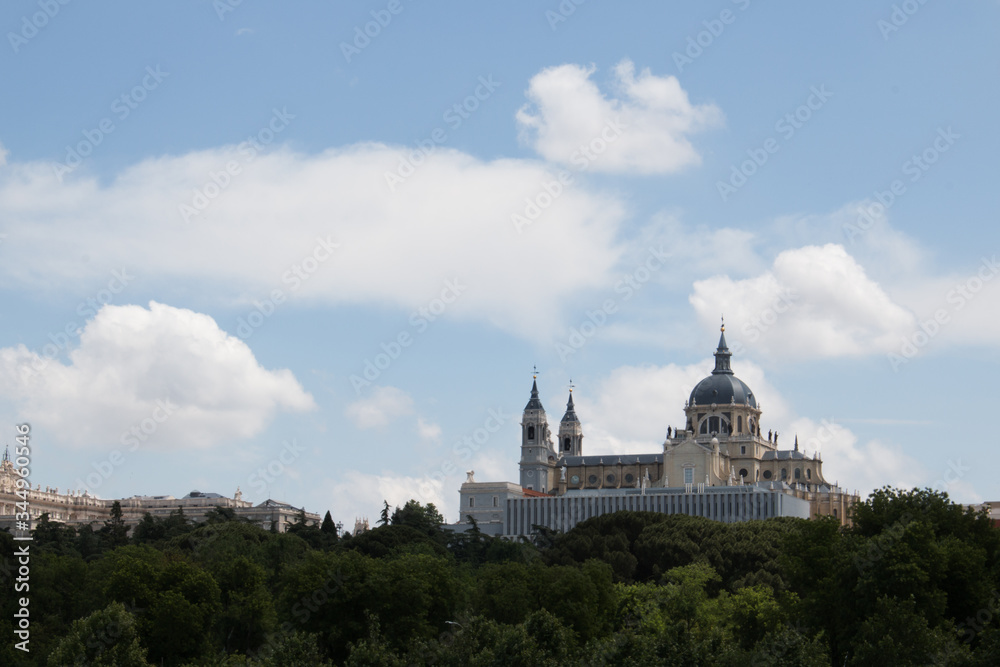 El resplandor de la Catedral de La Almudena