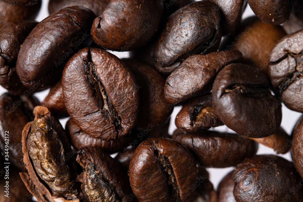 close up de granos de café con iluminación de estudio close up de granos de café con iluminación de estudio