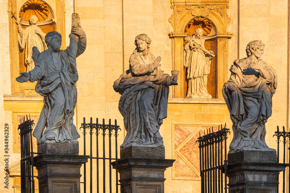 Figury apostołów przed Kościołem Piotra i Pawła w Krakowie - obrazy, fototapety, plakaty 