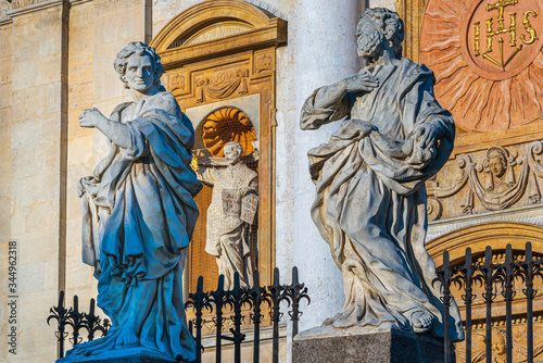 Figury apostołów przed Kościołem Piotra i Pawła w Krakowie