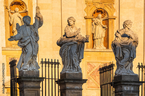 Figury apostołów przed Kościołem Piotra i Pawła w Krakowie