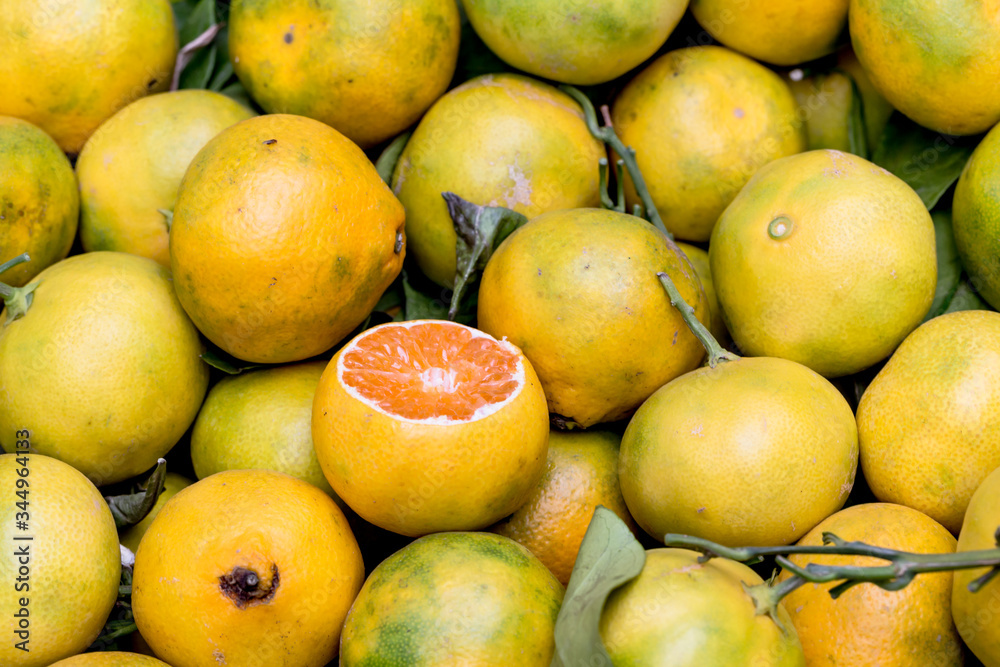 Gelbe reife sizilianische Zirtrusfrüchte auf einem  lokalen Markt verkauft