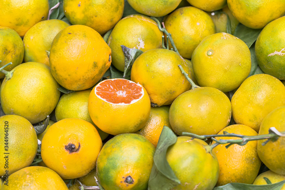 Gelbe reife sizilianische Zirtrusfrüchte auf einem  lokalen Markt verkauft