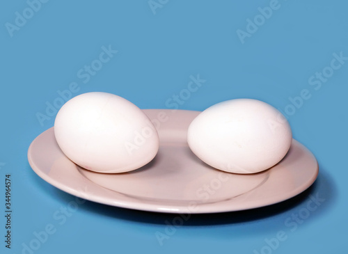 Obraz na płótnie Two eggs in white plate. w salonie