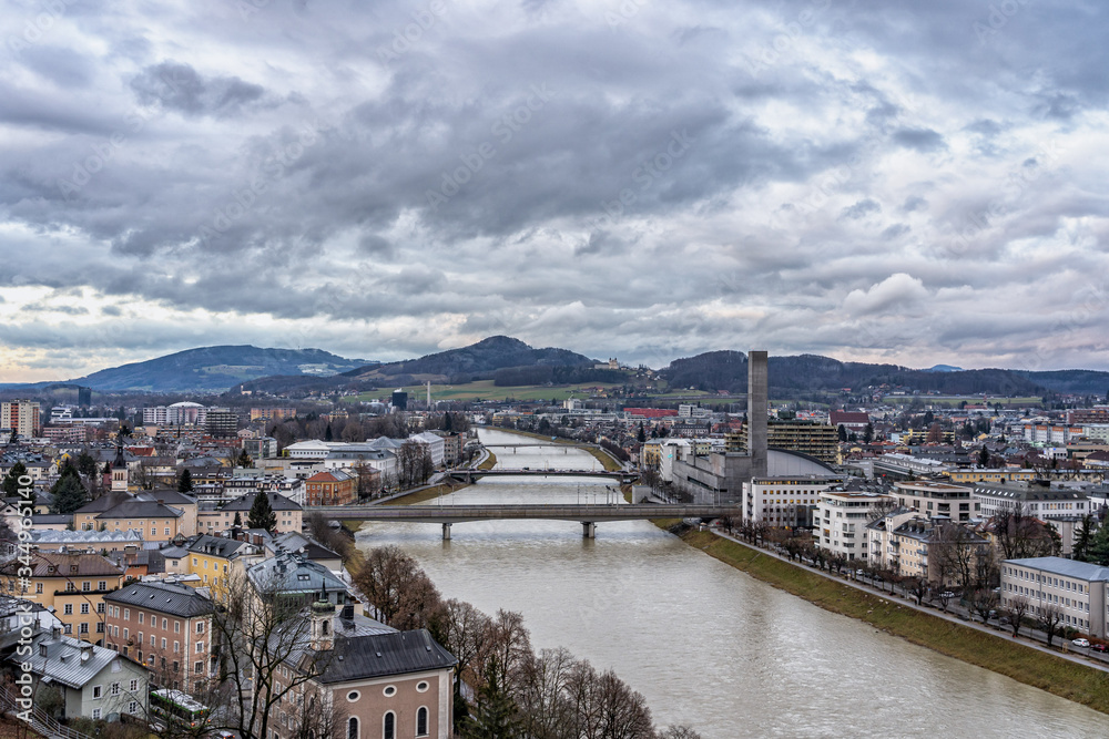 Fototapeta premium Salzach river through Sazburg town in winter in Austria